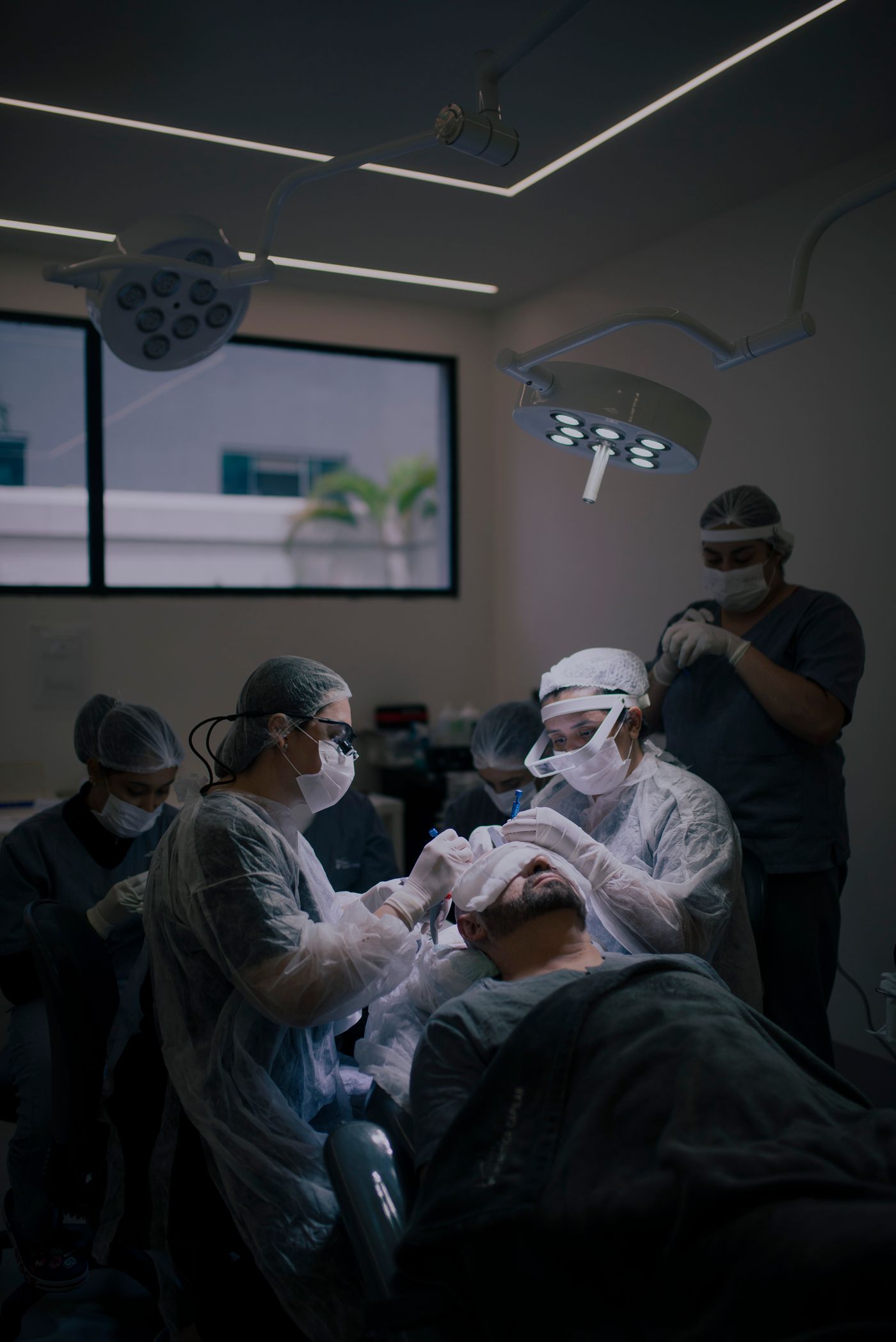 Equipo médico durante una intervención de implante capilar