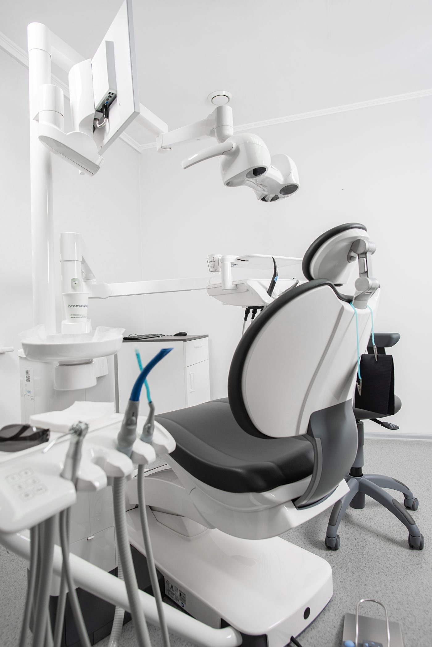 Gabinete dental con el sillón vacío